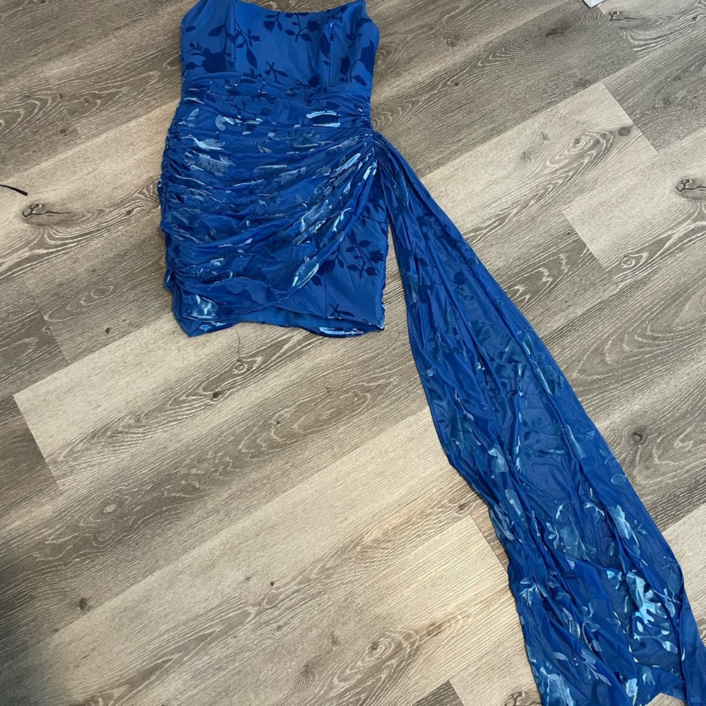 Elegant Blue Strapless Mini Dress with Train